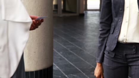 sección media de los ejecutivos estrechando la mano y dando la tarjeta de visita
