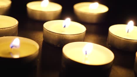 velas en el primer plano de macro de deslizamiento de carro giratorio oscuro