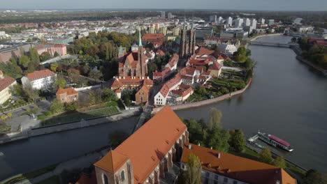 Impresionante-Iglesia-Y-Catedral-Separadas-Por-El-Río-Odra-En-La-Ciudad-De-Breslau