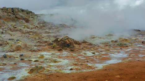 Aguas-Termales-En-Hvirir,-Islandia