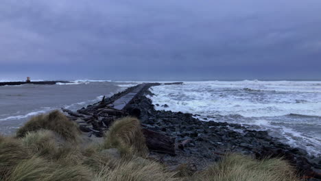 olas rompiendo en el embarcadero en bandon, oregon - disparo amplio y estático