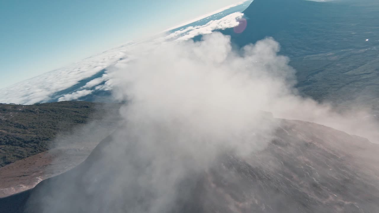 과테말라의 활화산에서 터지는 거대한 연기 구름, 공중 fpv 샷