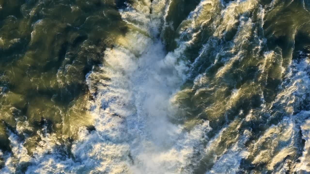 vista aérea de la cascada congelada de urriðafoss en islandia con el río salvaje