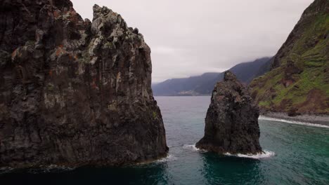 Antena-De-Drones-En-La-Costa-De-Madeira,-Portugal