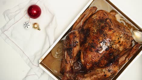 verter deliciosos jugos de aceite sobre pavo al horno -comida navideña -vista superior