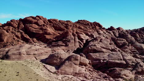 toma aérea de escalada sobre montañas de arenisca en el parque red rock canyon cerca de las vegas