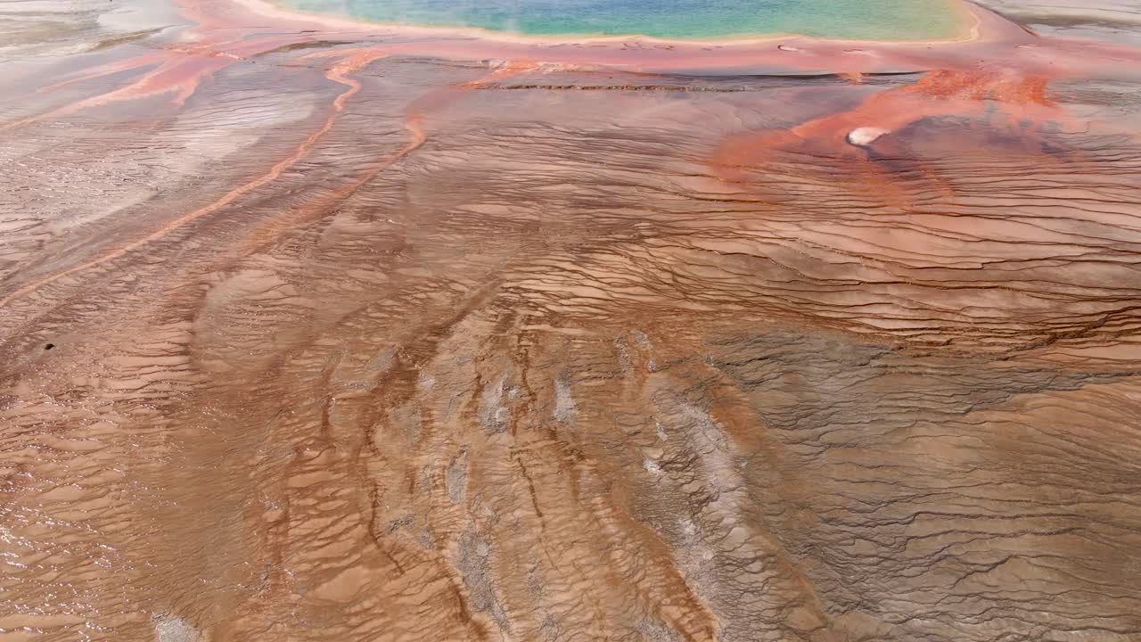 imágenes aéreas de 4k de la gran primavera prismática en el parque nacional de yellowstone, wyoming, estados unidos