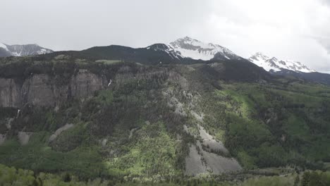 pico de san miguel de colorado en las montañas rocosas del oeste durante el invierno, toma aérea derecha de dolly