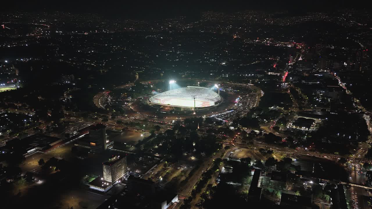 el estadio olímpico iluminado con pumas unam rompiéndolo en un hiperlapso nocturno