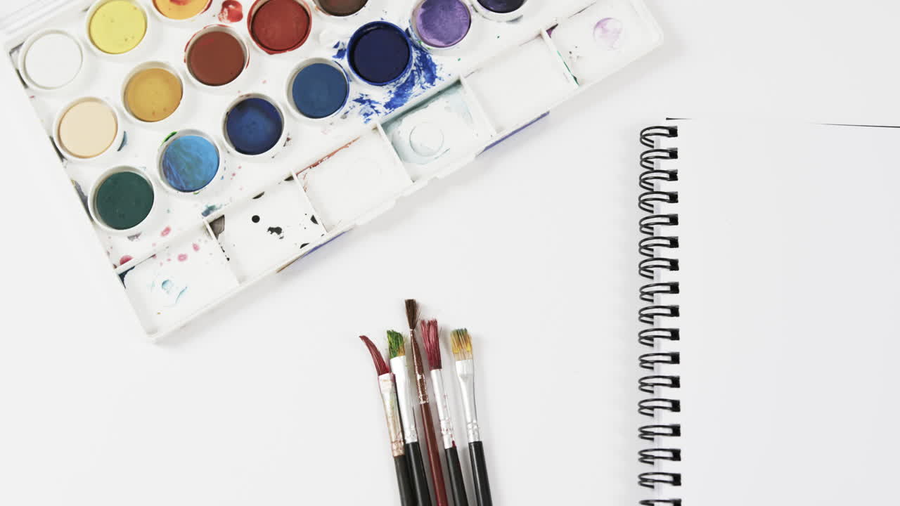 백색 배경 에 있는 노트북, 페인트, 브러시 의 상상, 슬로우 모션