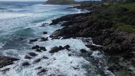 Costa-Irregular-De-Norries-Headland-En-Cabarita-Beach,-Nueva-Gales-Del-Sur,-Australia