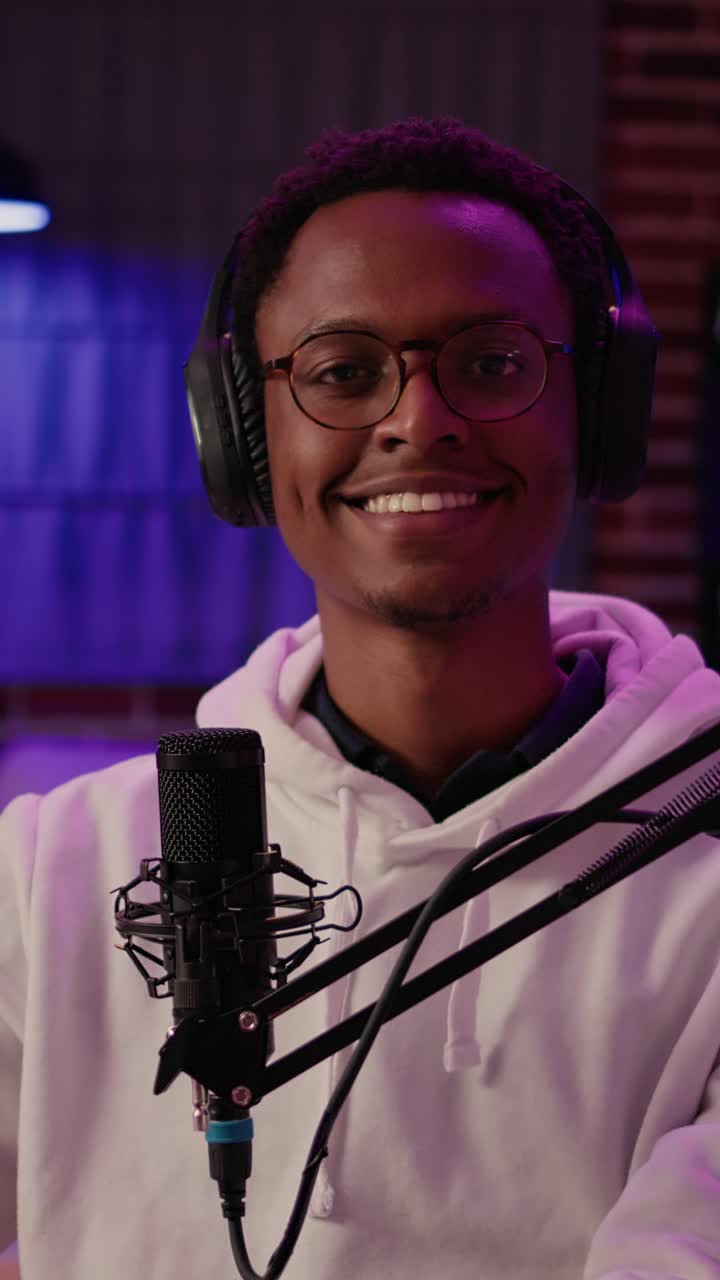 Uomo che registra un podcast in uno studio