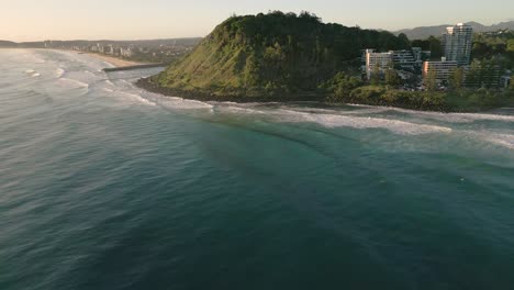 Luftaufnahmen-über-Burleigh-Heads-Bei-Sonnenaufgang,-Gold-Coast,-Queensland,-Australien