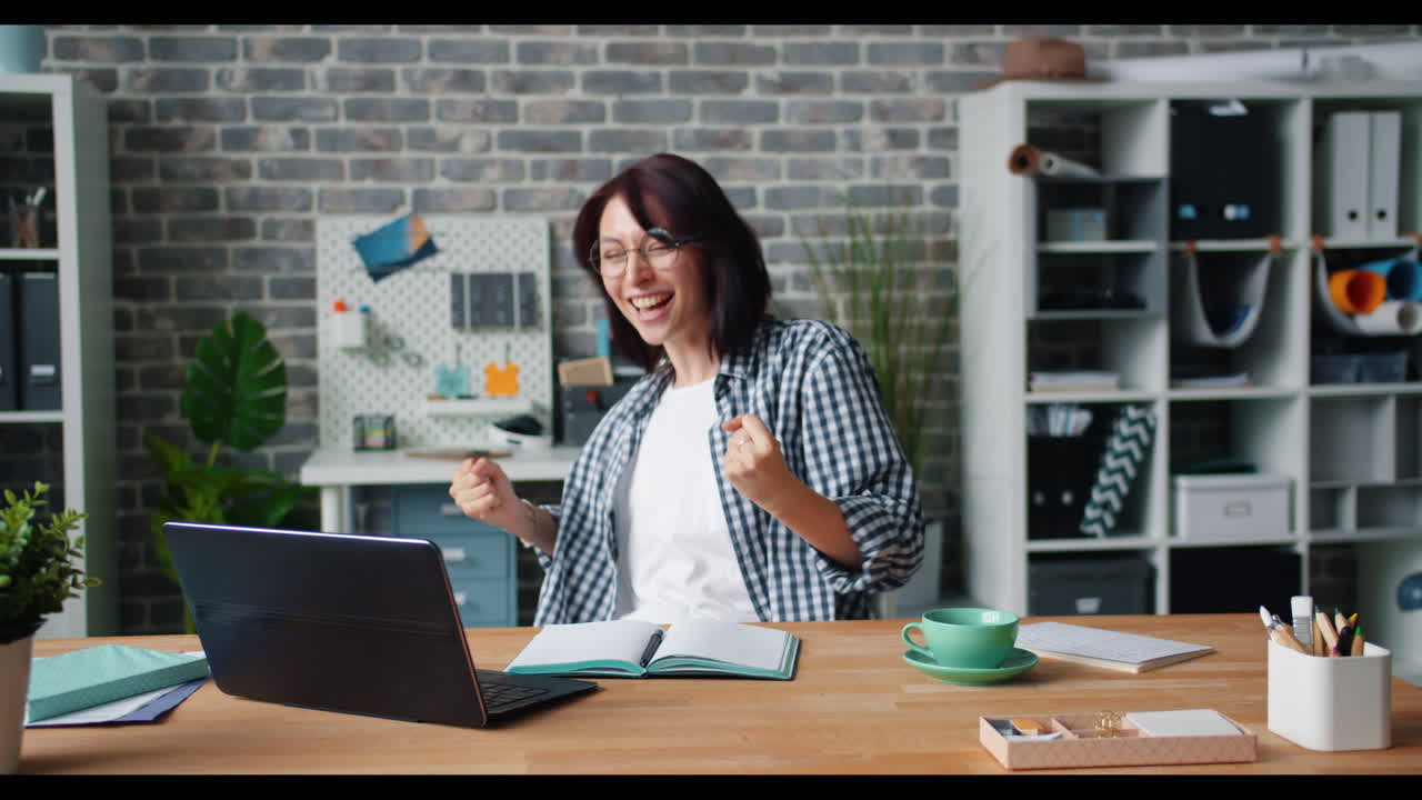 mujer feliz celebrando el éxito en la oficina