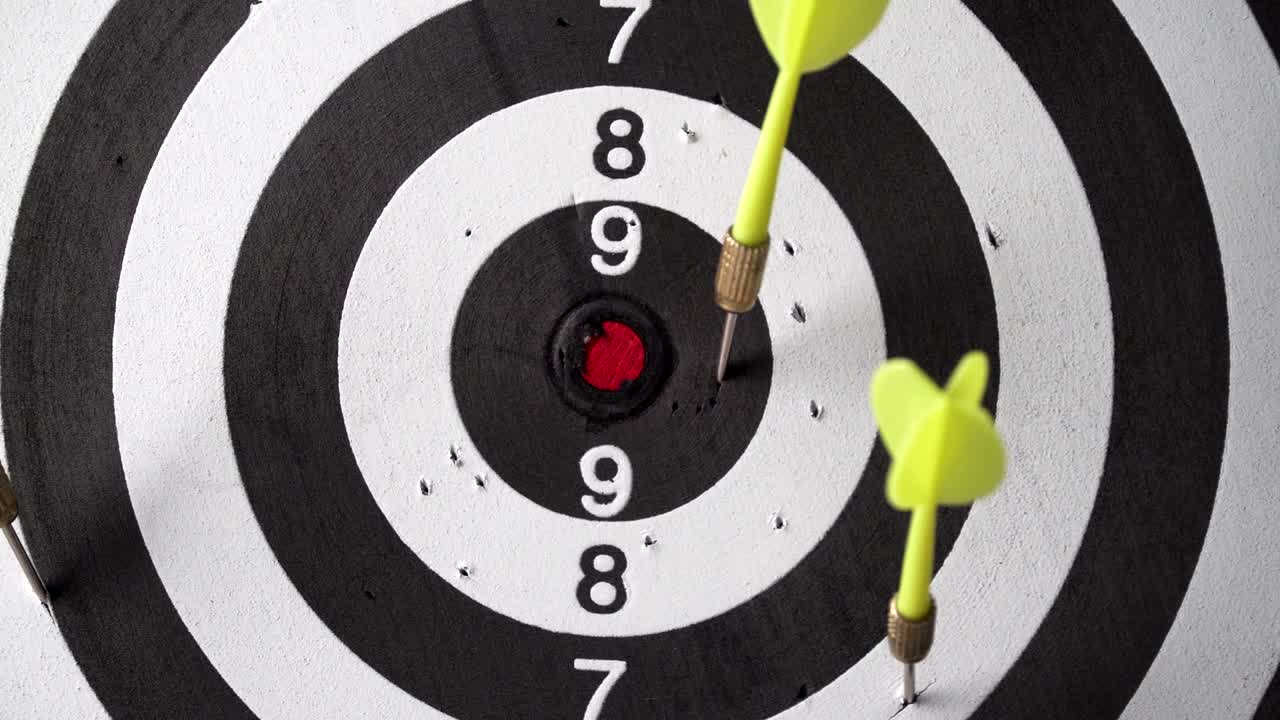 juego de dardos. lanzar dardos al objetivo.