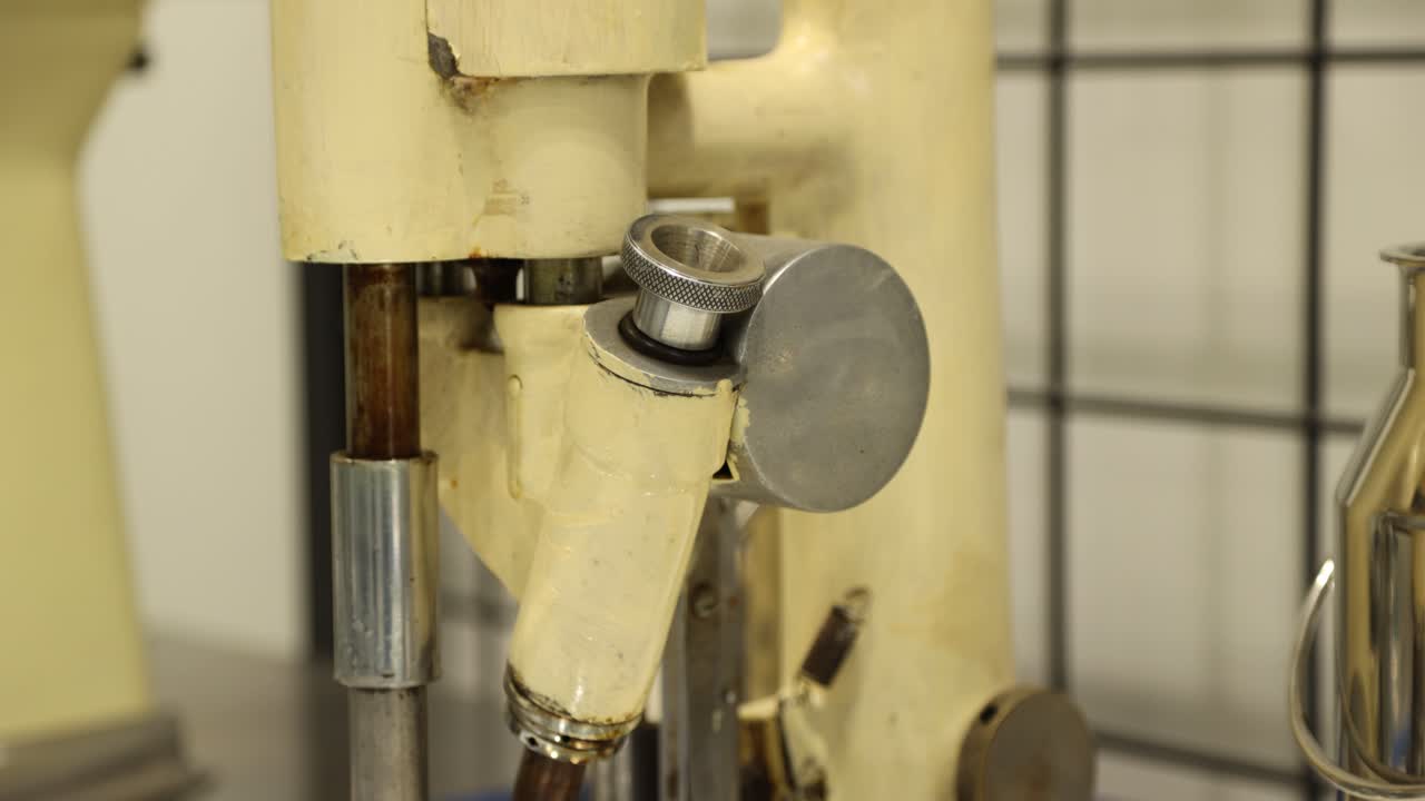 오래된 아이스크림 제조기의 일부를 자세히 볼 수 있는 패닝 운동