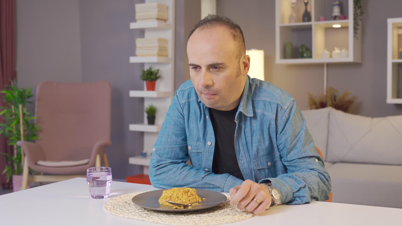el hombre fue envenenado por la comida que comió en casa.