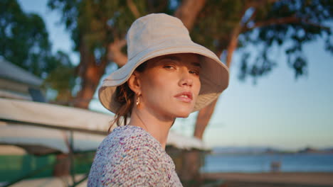 retrato de mujer casual viajando al campamento del río en verano. hermosa chica tranquila posando