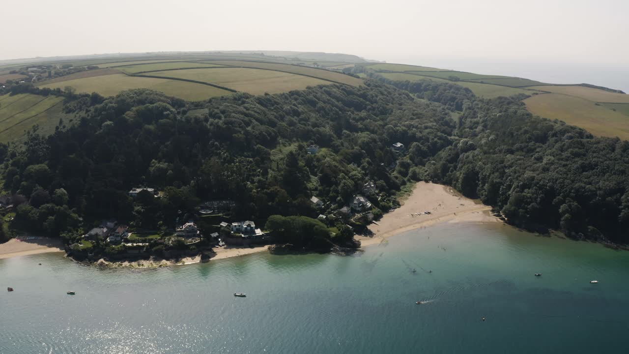 vista aérea de las pintorescas playas de salcombe, devon, inglaterra - disparo de drones