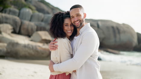 pareja feliz abrazada en una playa