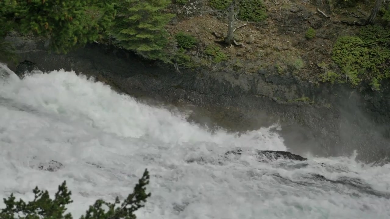 Banff, Alberta'da Nehirde Aşağı Doğru Çarpan Coşkulu Akıntılar
