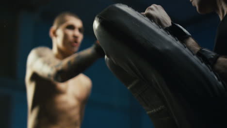 sesión de entrenamiento de boxeo y kickboxing