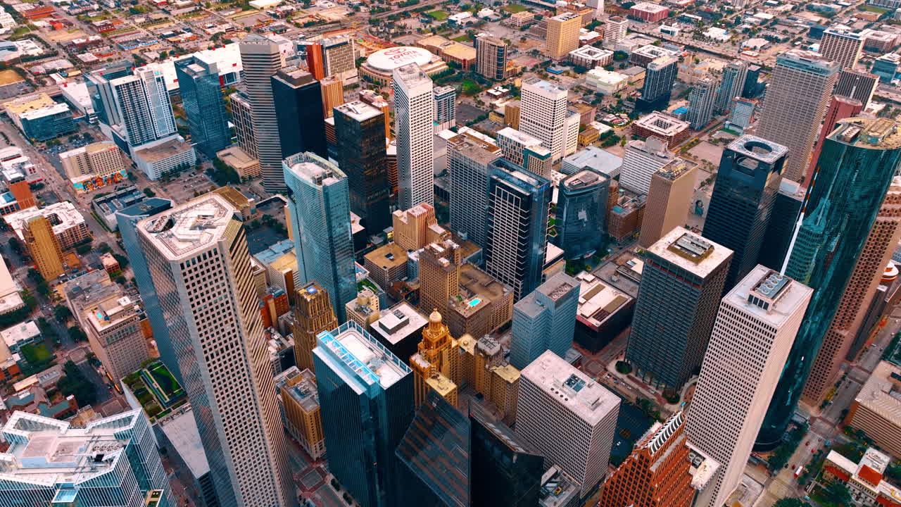 Houston, USA, 21. November 2025: Luftaufnahme von oben auf die Wolkenkratzer der Innenstadt von Houston. Blick auf Hochhausbürogebäude und Wolkenkratzer im Geschäftsviertel von Houston unter klarem Himmel.