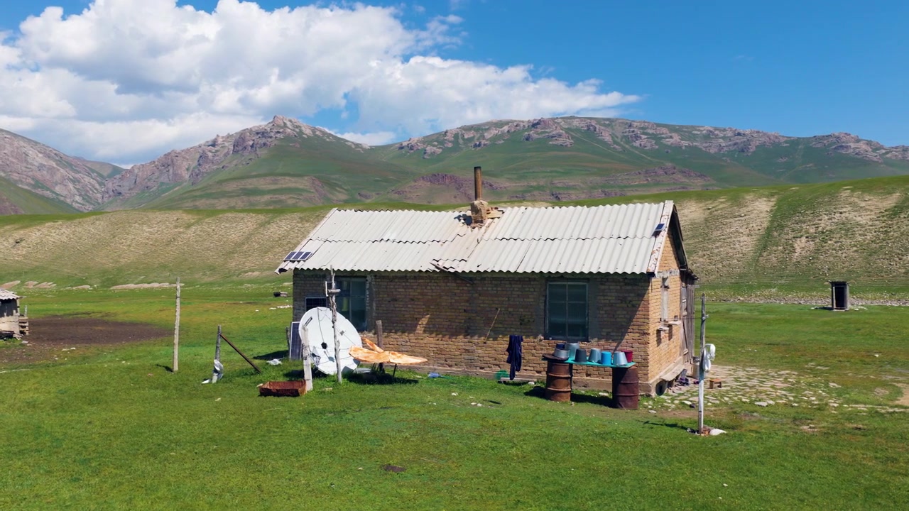 Kırgızistan'daki Sary Jaz Vadisi'nin Uzak Kasabasında Konut Evi. Yörünge çekimi