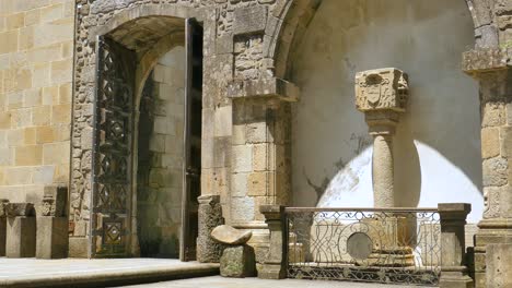 entrada por la puerta trasera de la iglesia de la misericordia en un día soleado en braga, portugal