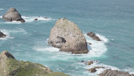 Vista-De-Las-Rocas-En-El-Océano-En-Nugget-Point-En-Nueva-Zelanda-En-Un-Día-Soleado