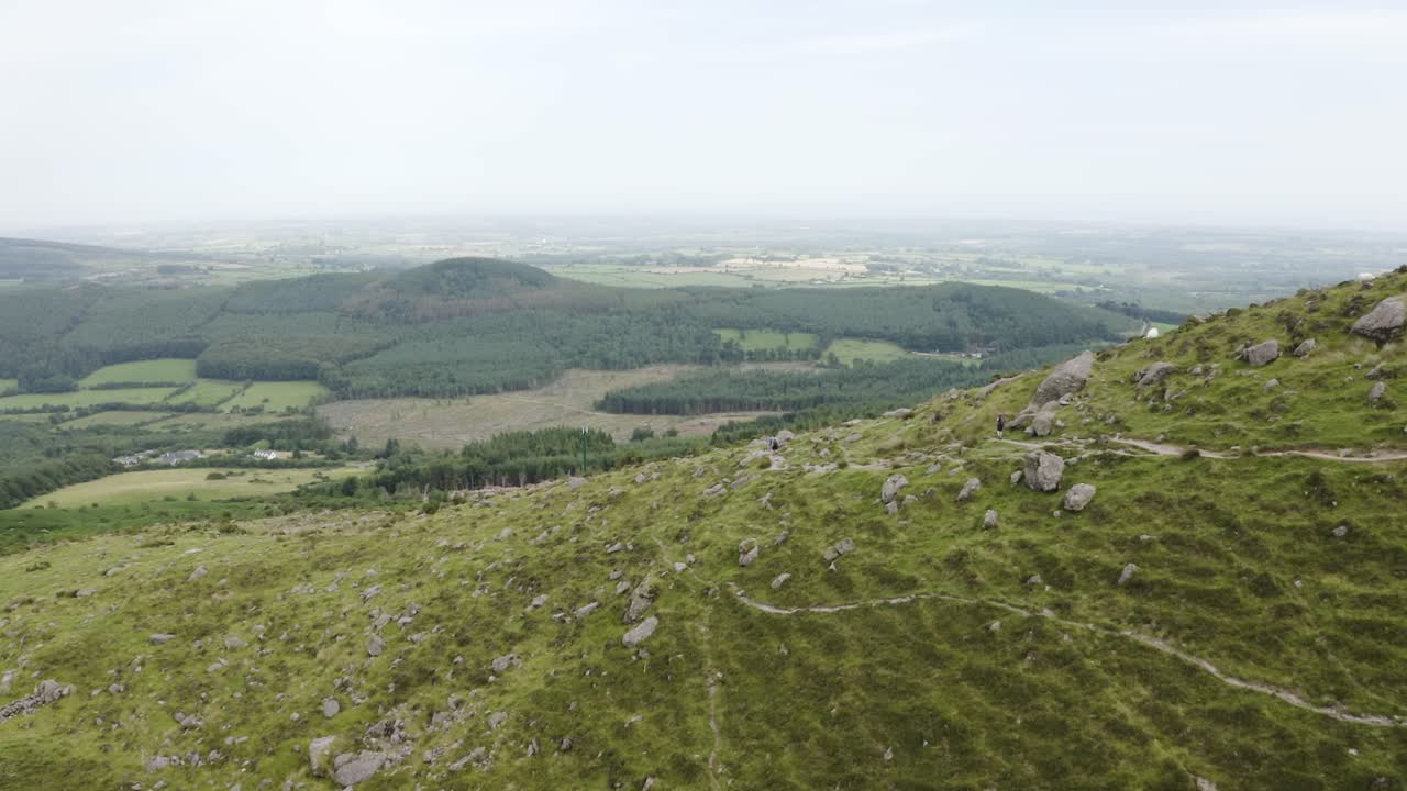 트레일-1에서 등산객과 함께 풀을 뜯는 산양의 조감도