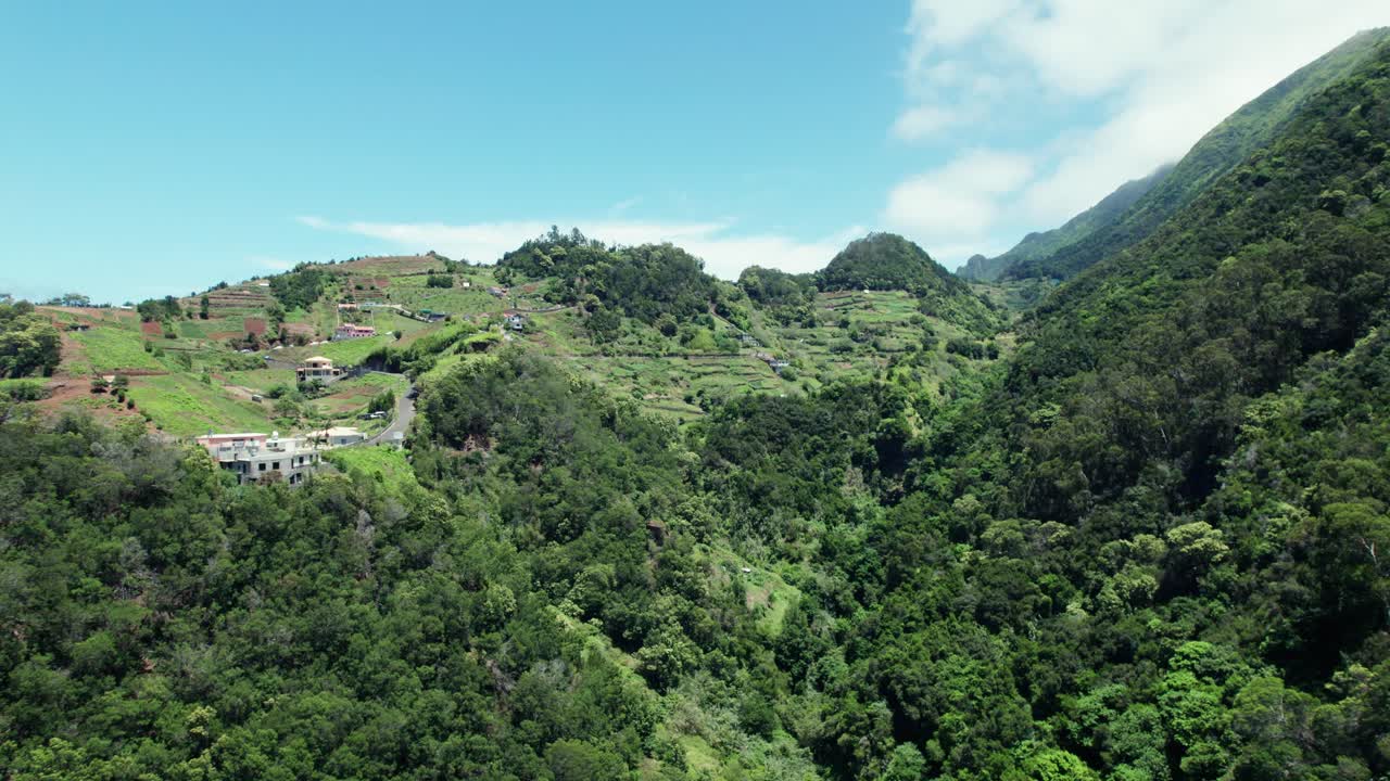 sobrevuelo de un pintoresco pueblo por encima del valle de vereda do lorano en madeira, portugal