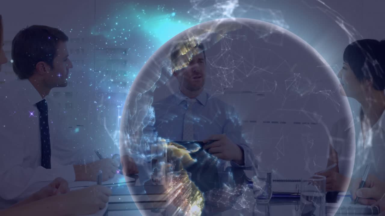 다민족 동료들이 회의에서 브레인스토밍을 하는 동안 빛나는 지구가 회전하는 애니메이션