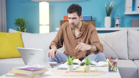 el hombre que trabaja en la computadora portátil se enoja, un negocio problemático.