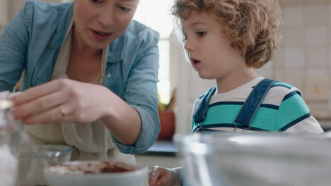 Kleiner-Junge-Hilft-Mutter-Beim-Backen-In-Der-Küche-Und-Mischt-Zutaten,-Backt-Schokoladen-Cupcakes-Und-Bereitet-Zu-Hause-Ein-Rezept-Vor