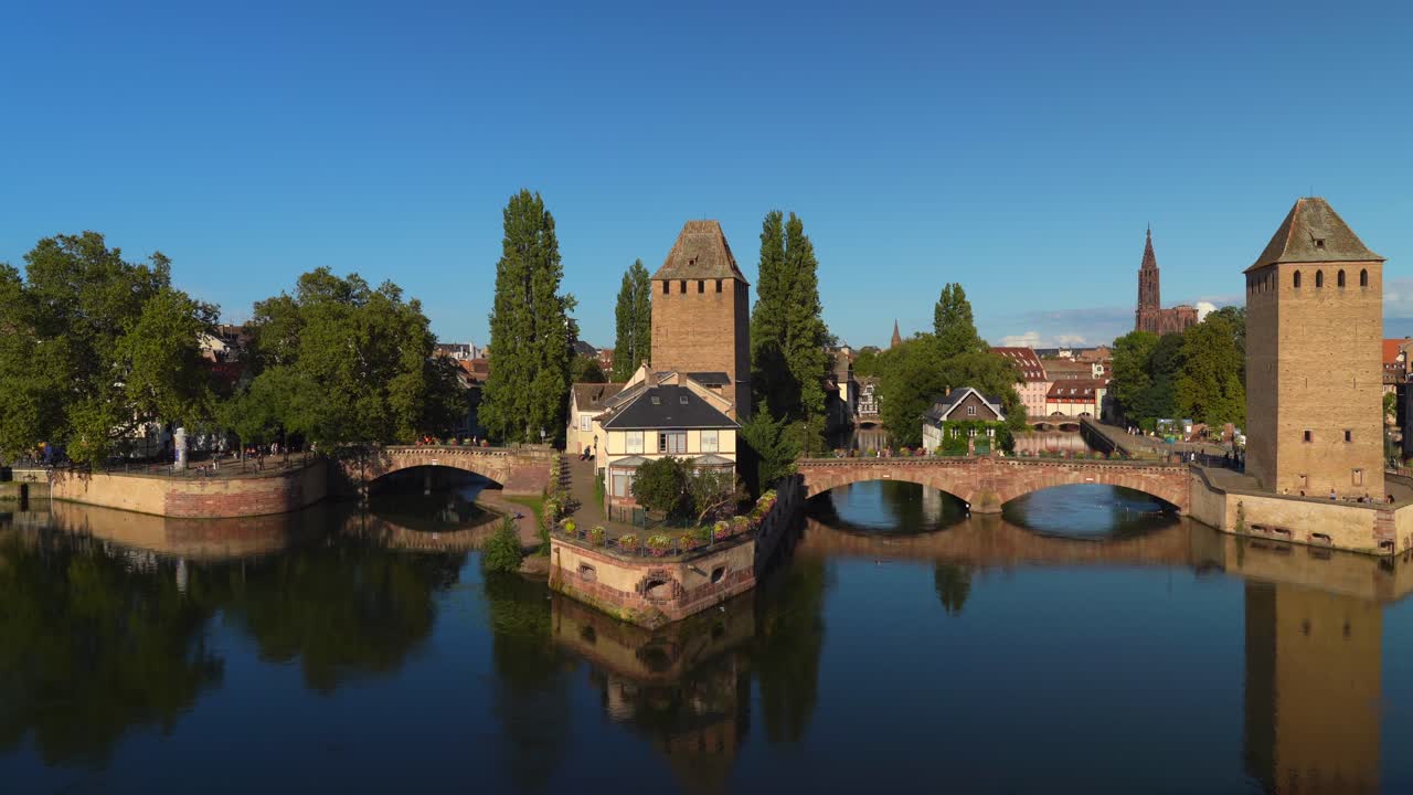 vista panorámica de las torres de ponts couverts en la pequeña francia en una acogedora noche soleada