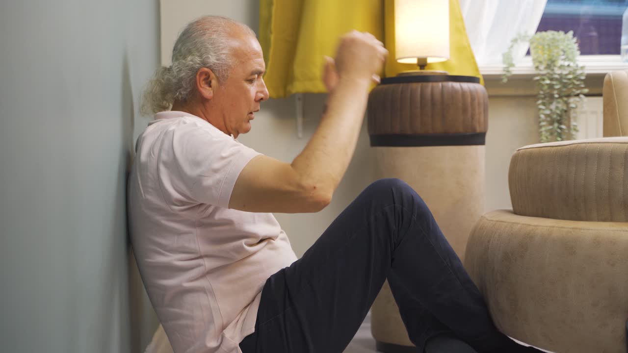 절망적인  ⁇ 은이 사려 깊은.