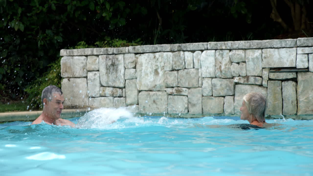 은 커플이 어지고 있습니다.