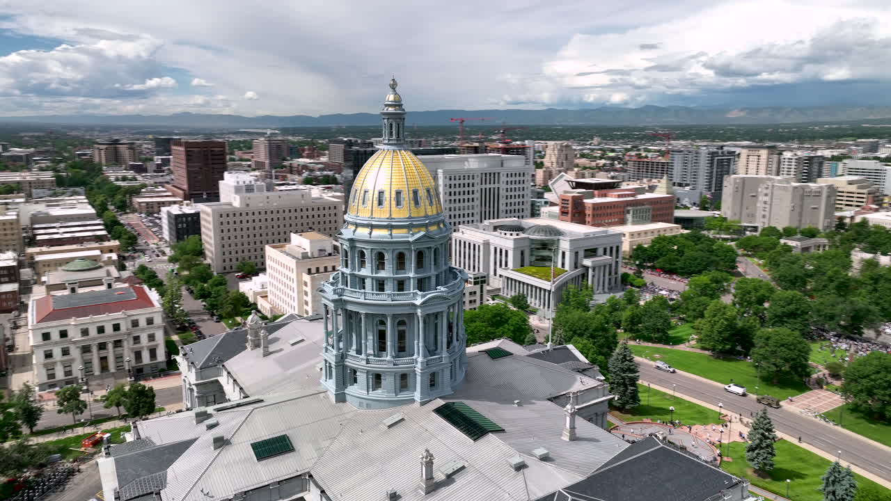 nuggets 챔피언십 퍼레이드 동안 콜로라도 캐피톨 골드  ⁇  주위의 드론  ⁇ 도