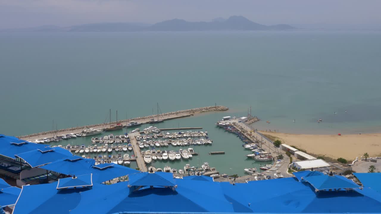 바다 항구 의 주차장 에 서 있는 선박 과 보트 의 위 에서 볼 수 있다