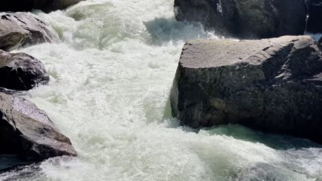 un río tranquilo que fluye en el parque nacional de yosemite