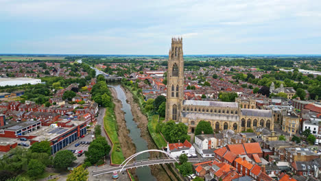 Die-Landschaftliche-Schönheit-Von-Boston,-Lincolnshire,-In-Faszinierenden-Drohnenaufnahmen-Aus-Der-Luft:-Hafen,-Schiffe,-Kirche-Saint-Botolph,-Brücke-Saint-Botolph