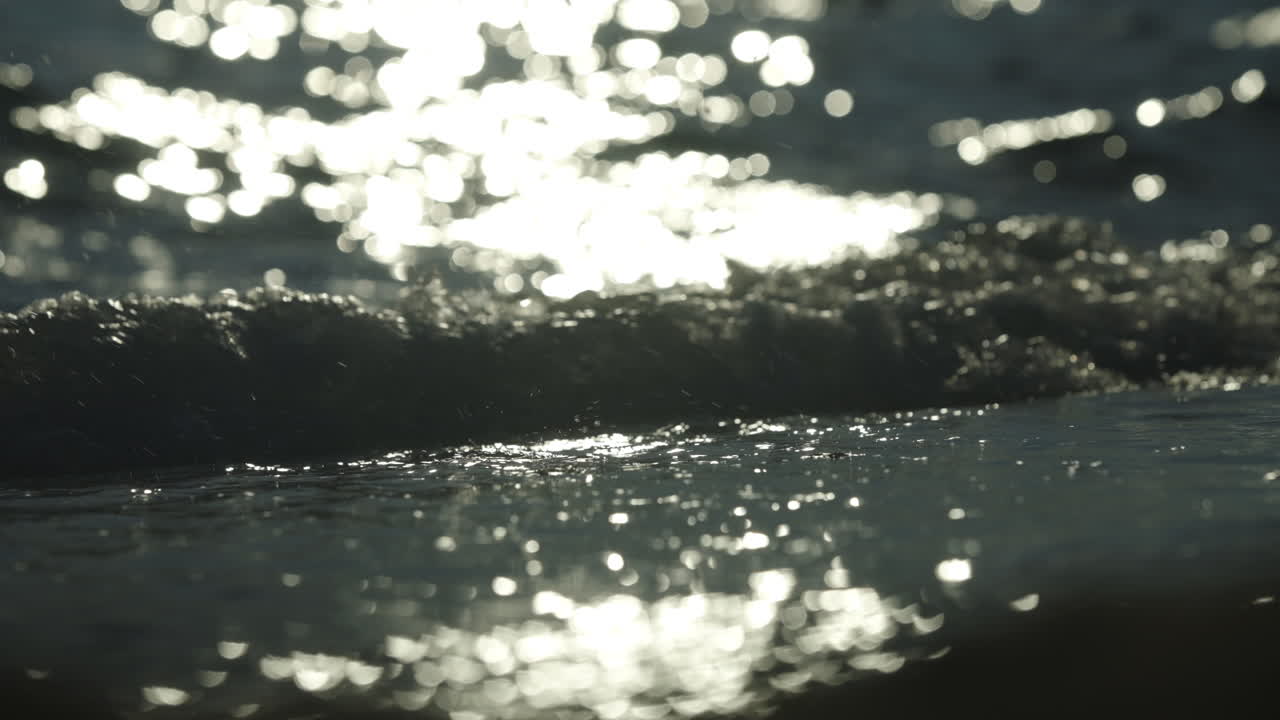 해가 지는 바다의 파도