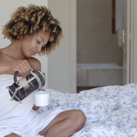 Frau-Schenkt-Frisch-Gebrühten-Kaffee-Ein