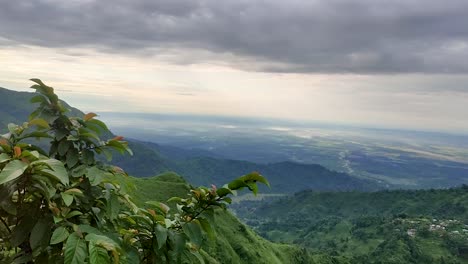 Bergkette-Bedeckt-Mit-Wäldern-Und-Dramatischem-Bewölktem-Himmel-Am-Morgen