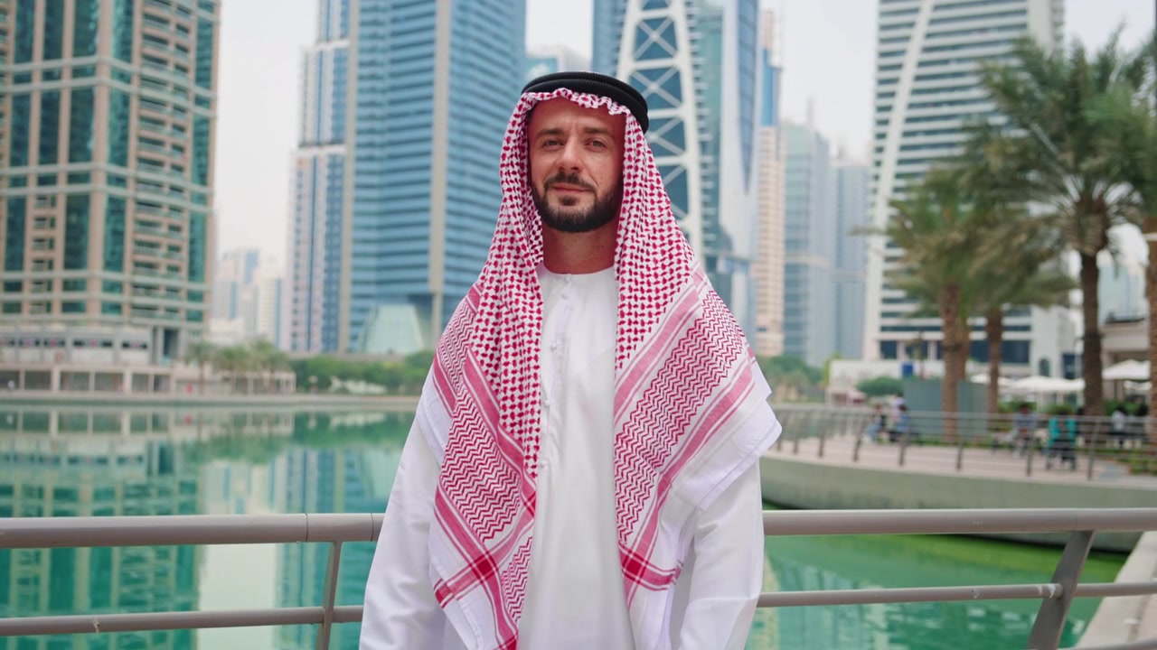 Ritratto di uomo d'affari arabo mediorientale a Dubai Business Bay che indossa abiti tradizionali con un tocco moderno.