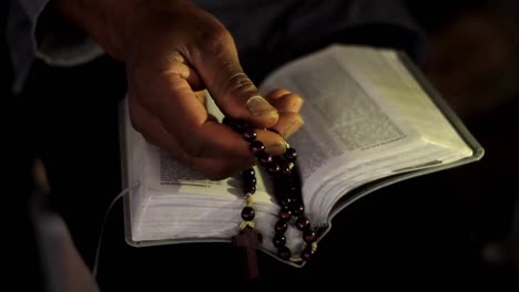 Hombre-Rezando-A-Dios-Con-Las-Manos-Junto-Con-La-Biblia-Hombre-Caribeño-Rezando-Con-Fondo-Negro-Almacen-De-Video