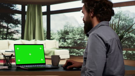 Junger-Millionär-Prüft-Greenscreen-Vorlage-Auf-Laptop