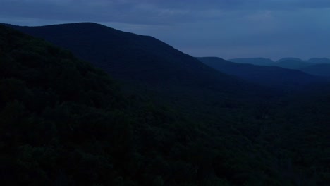 Luftdrohnenvideoaufnahmen-Der-Appalachen-Nach-Sonnenuntergang-In-Warmen-Sommernächten