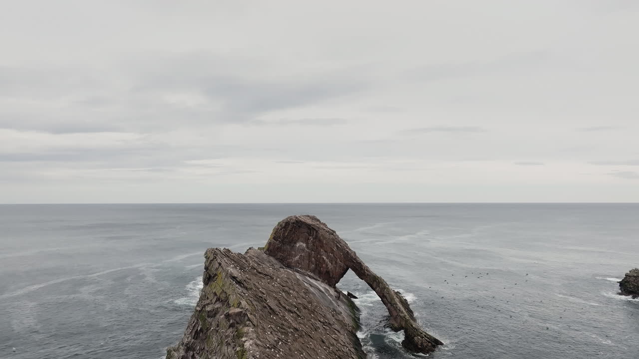 Bow Fiddle Rock a Portknockie, Scozia, formazione naturale di arco marino, scena di paesaggio costiero drammatico